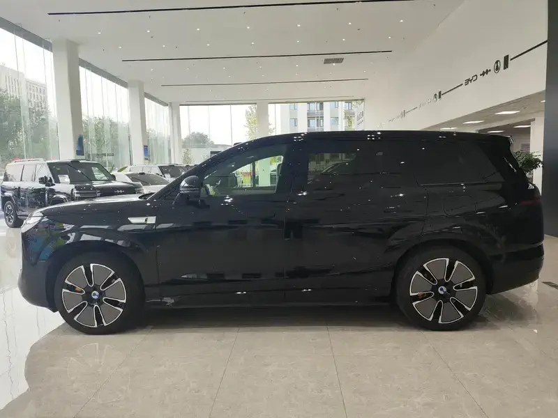 2025 Denza N8L с пробегом 10 800 км
