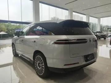 2025 Denza N8L с пробегом 6 500 км
