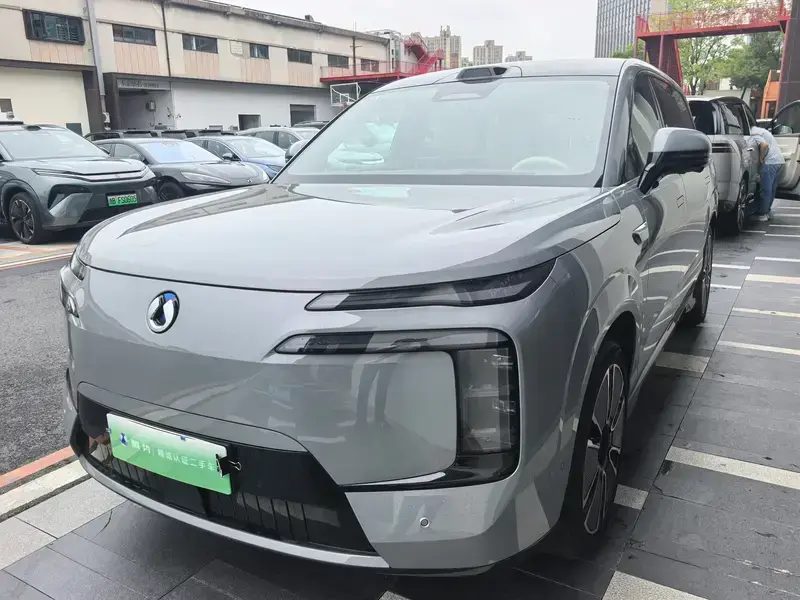 2025 Denza N8L с пробегом 8 600 км