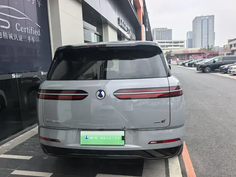 2025 Denza N8L с пробегом 8 600 км