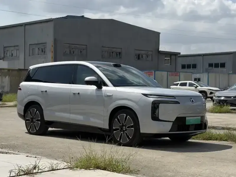 2025 Denza N8L с пробегом 12 500 км