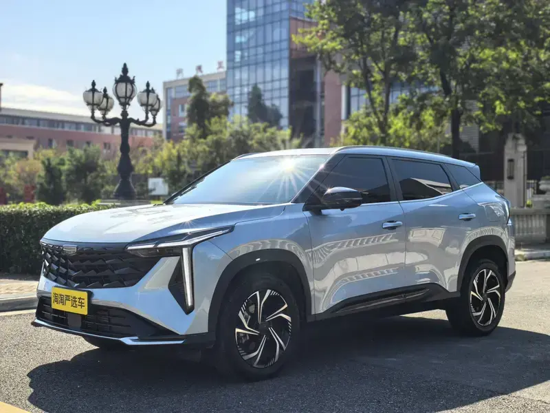 2023 Geely Atlas с пробегом 9 000 км