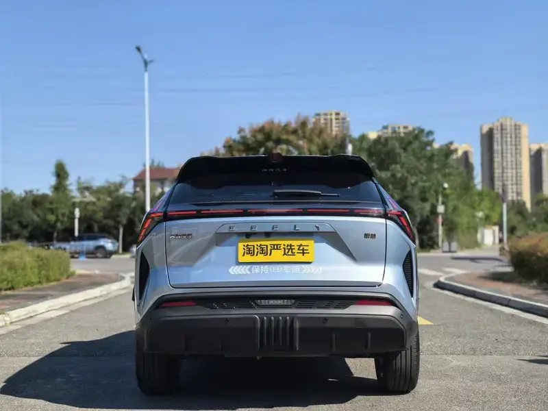 2023 Geely Atlas с пробегом 9 000 км