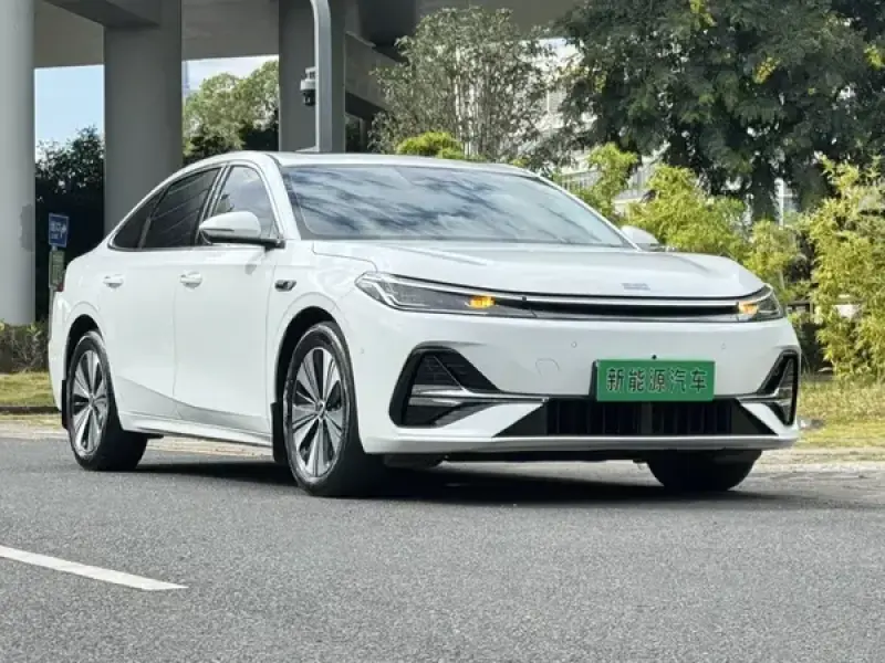 2025 Geely Galaxy A7 с пробегом 28 000 км