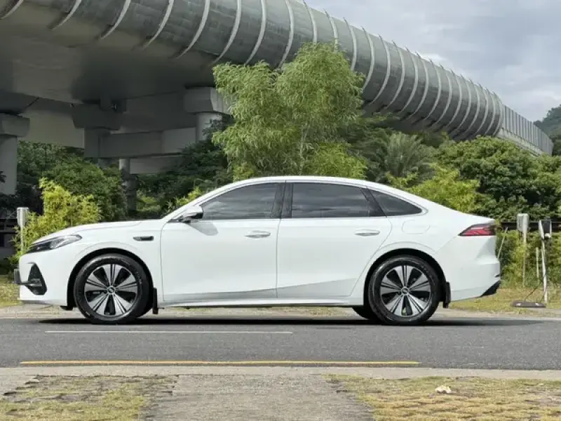 2025 Geely Galaxy A7 с пробегом 28 000 км