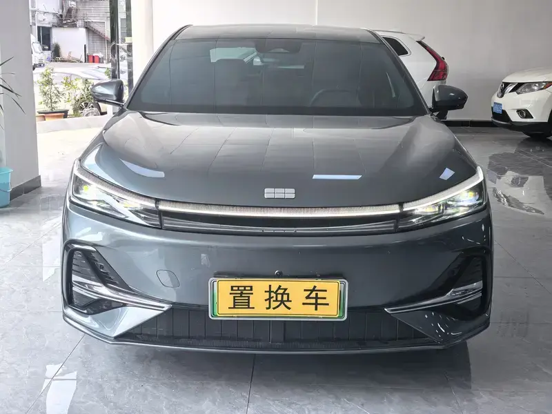 2025 Geely Galaxy A7 с пробегом 12 000 км