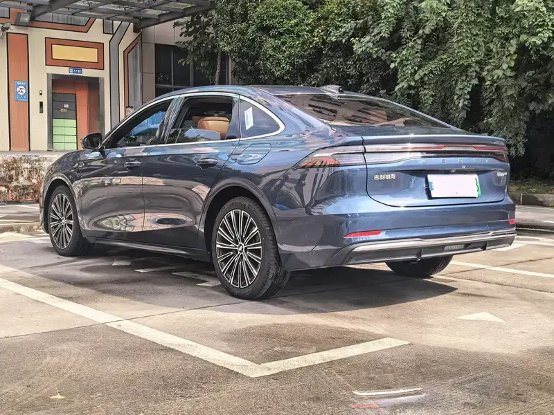 2025 Geely Galaxy A7 с пробегом 10 800 км