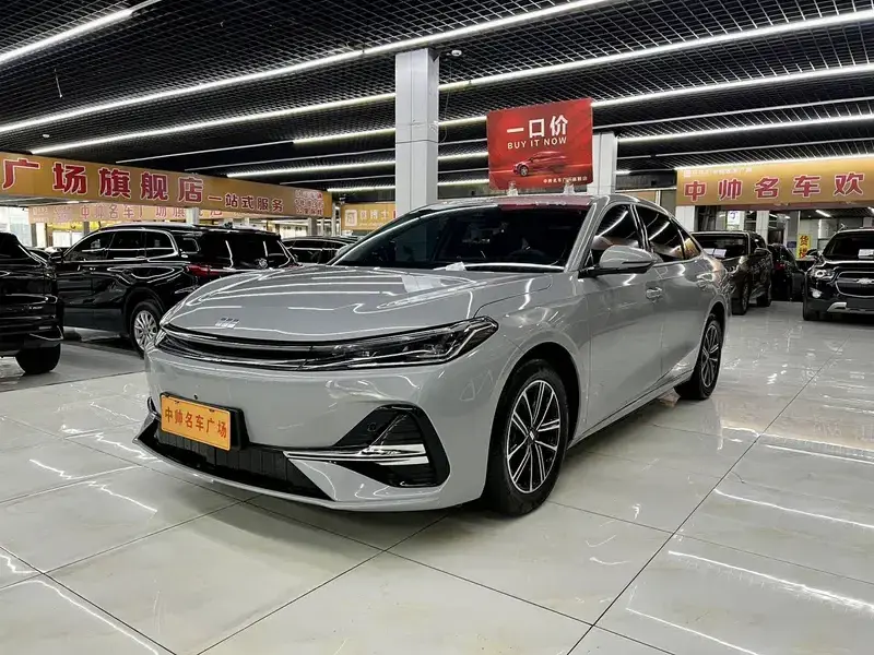 2025 Geely Galaxy A7 с пробегом 8 200 км