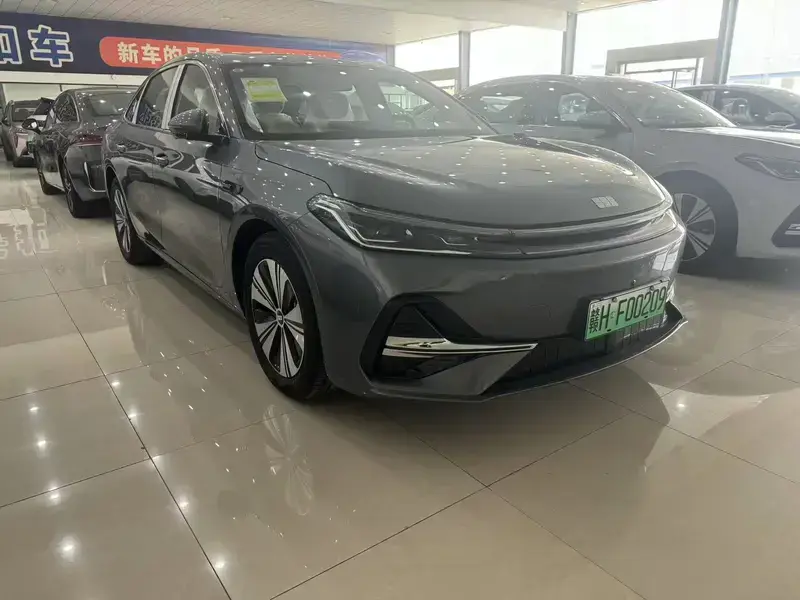 2025 Geely Galaxy A7 с пробегом 100 км