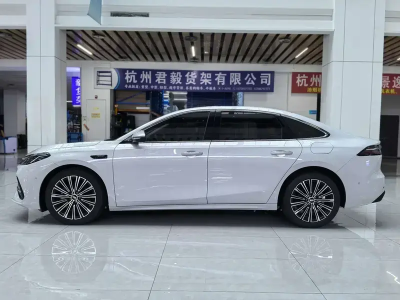 2025 Geely Galaxy A7 с пробегом 7 000 км