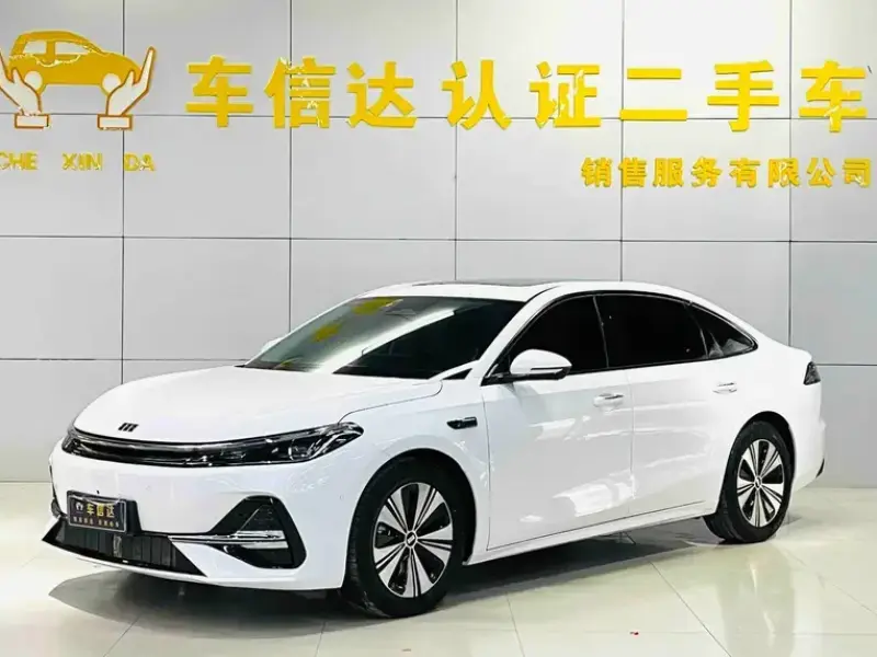 2025 Geely Galaxy A7 с пробегом 28 000 км