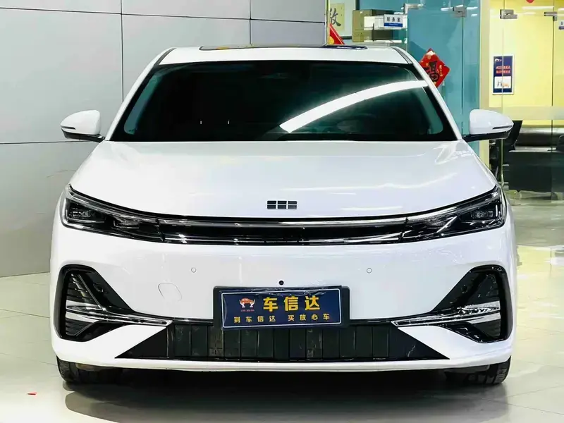 2025 Geely Galaxy A7 с пробегом 28 000 км