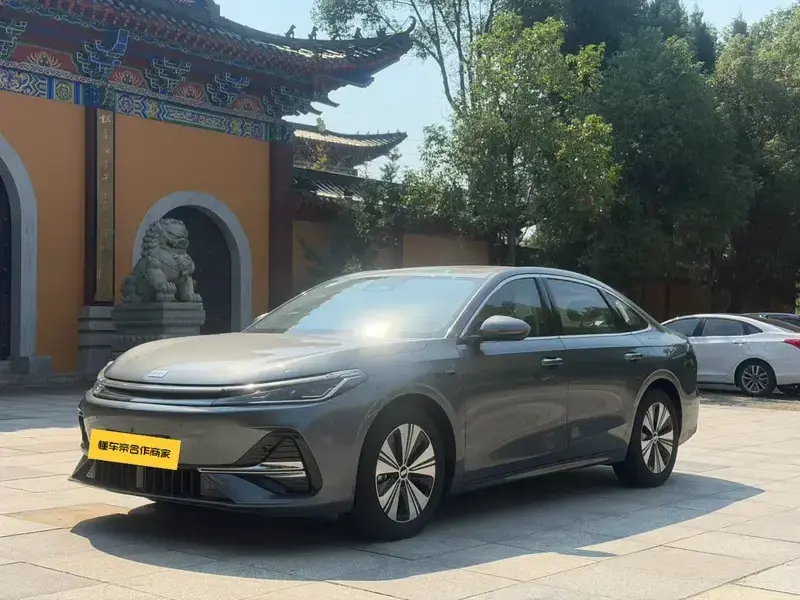 2025 Geely Galaxy A7 с пробегом 5 000 км