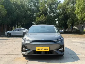 2025 Geely Galaxy A7 с пробегом 5 000 км