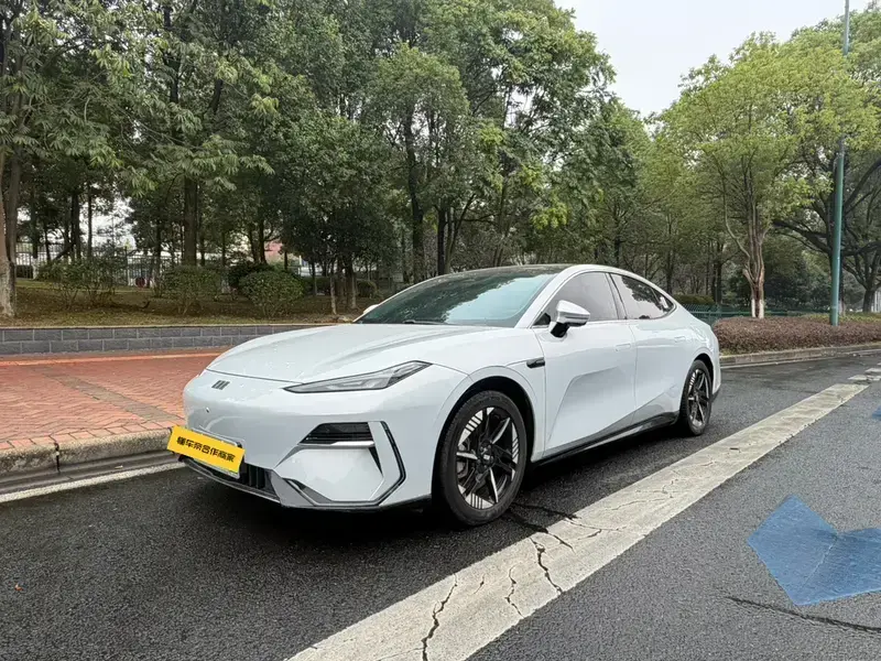 2024 Geely Galaxy E8 с пробегом 30 000 км