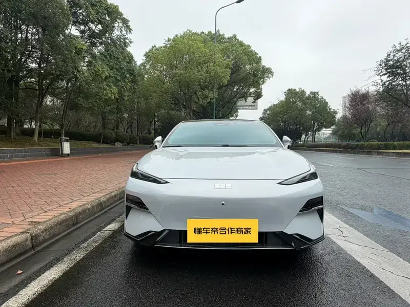 2024 Geely Galaxy E8 с пробегом 30 000 км