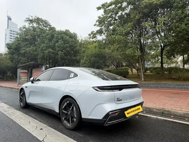 2024 Geely Galaxy E8 с пробегом 30 000 км