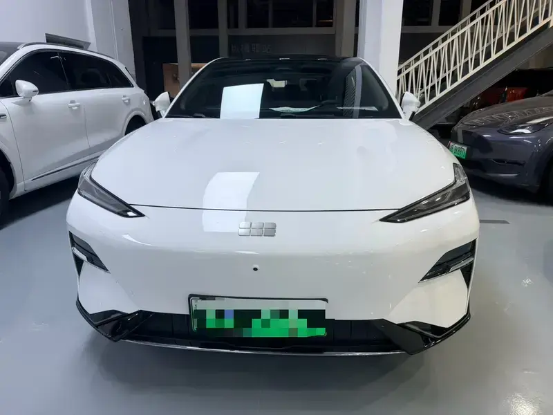 2024 Geely Galaxy E8 с пробегом 30 000 км