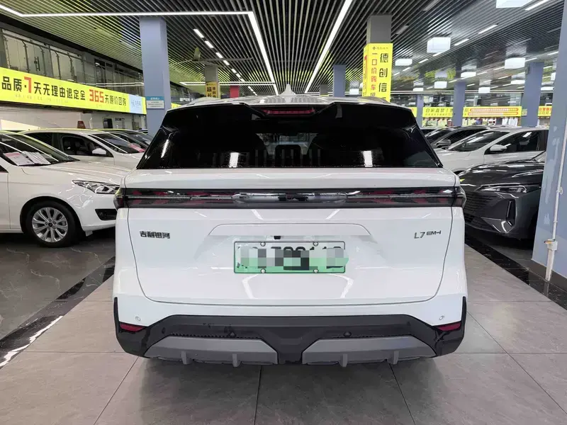 2025 Geely Galaxy L7 с пробегом 22 000 км
