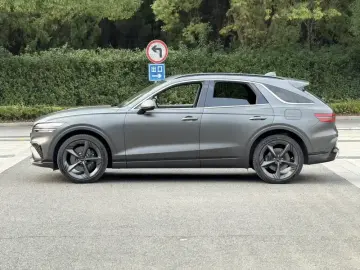 2025 Genesis GV70 с пробегом 30 000 км
