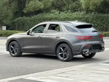 2025 Genesis GV70 с пробегом 30 000 км