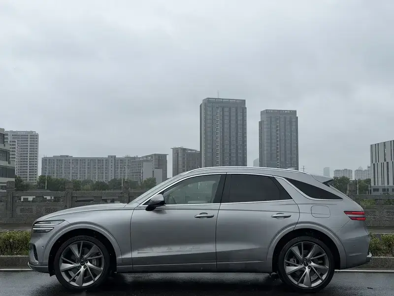 2025 Genesis GV70 с пробегом 6 000 км