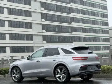 2025 Genesis GV70 с пробегом 6 000 км