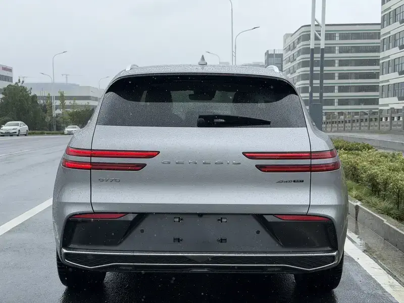 2025 Genesis GV70 с пробегом 6 000 км