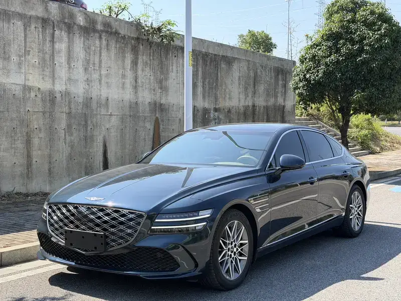 2024 Genesis G80 с пробегом 15 000 км