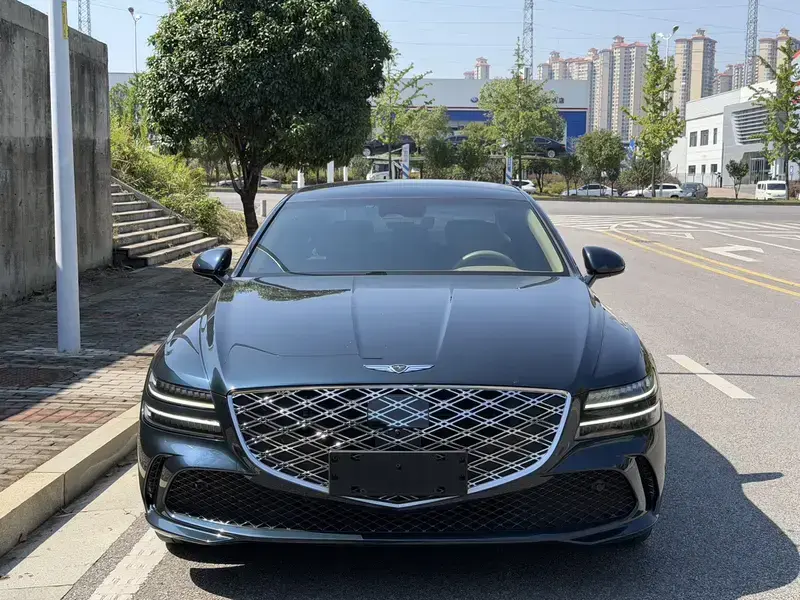 2024 Genesis G80 с пробегом 15 000 км