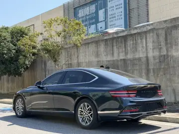 2024 Genesis G80 с пробегом 15 000 км