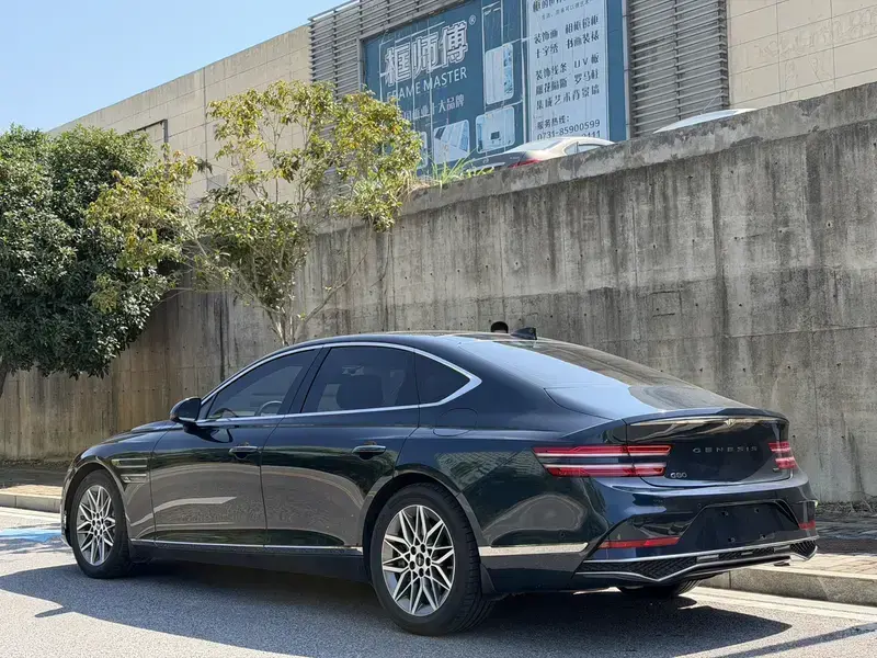 2024 Genesis G80 с пробегом 15 000 км