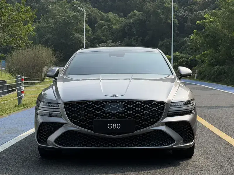 2024 Genesis G80 с пробегом 15 000 км