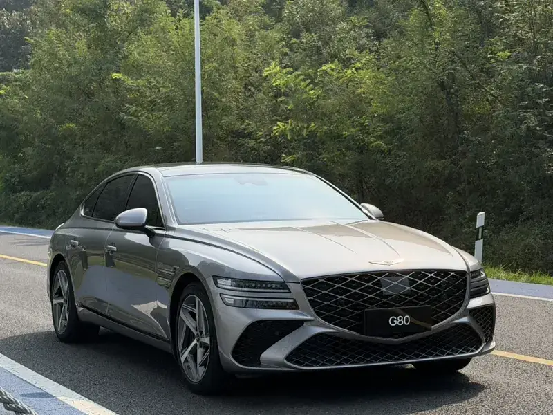 2024 Genesis G80 с пробегом 15 000 км