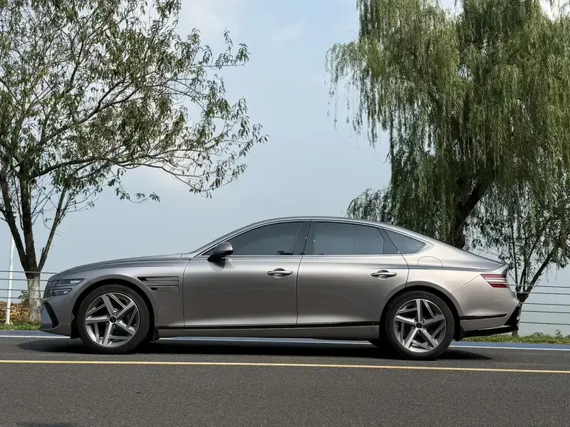 2024 Genesis G80 с пробегом 15 000 км