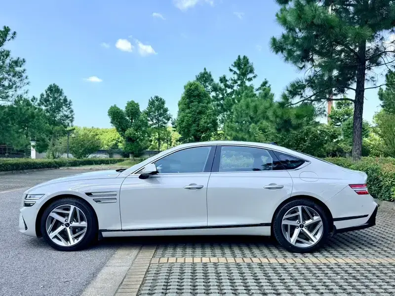2024 Genesis G80 с пробегом 20 000 км