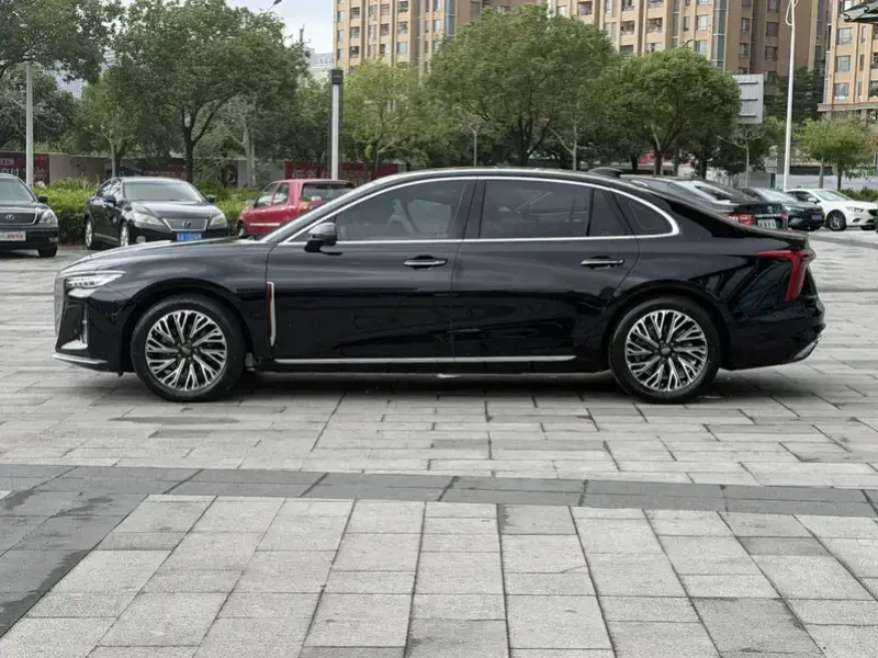 2024 Hongqi H5 с пробегом 17 000 км