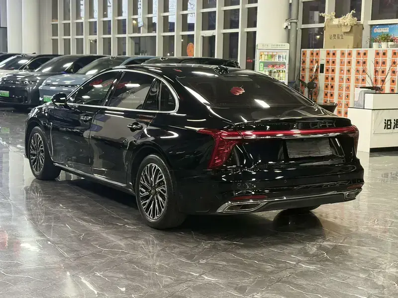 2023 Hongqi H5 с пробегом 28 000 км