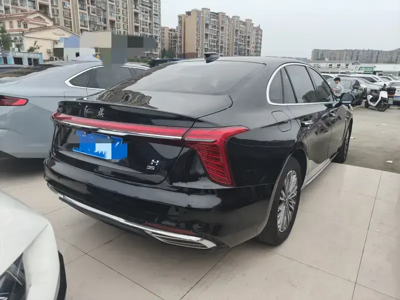 2023 Hongqi H5 с пробегом 31 000 км