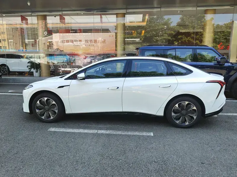 2025 Hongqi Tiangong 05 с пробегом 100 км