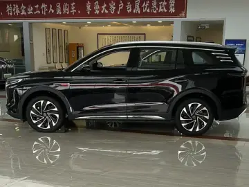 2025 Hongqi HS7 с пробегом 100 км