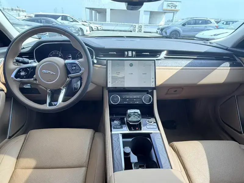 2024 Jaguar XF с пробегом 8 900 км