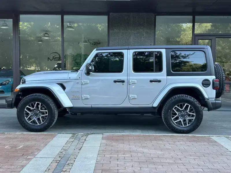 2024 Jeep Wrangler с пробегом 16 000 км