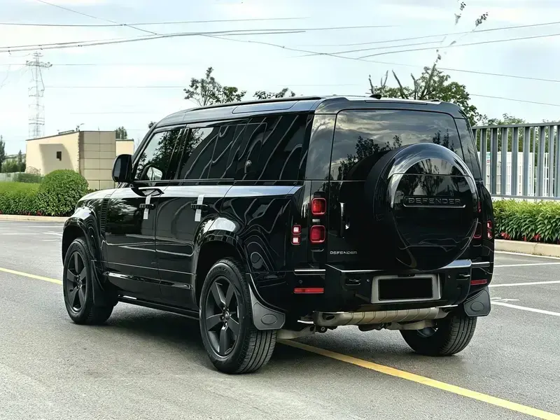 2025 Land Rover Defender с пробегом 8 000 км