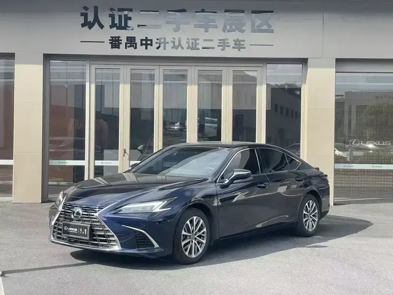2025 Lexus ES с пробегом 9 000 км