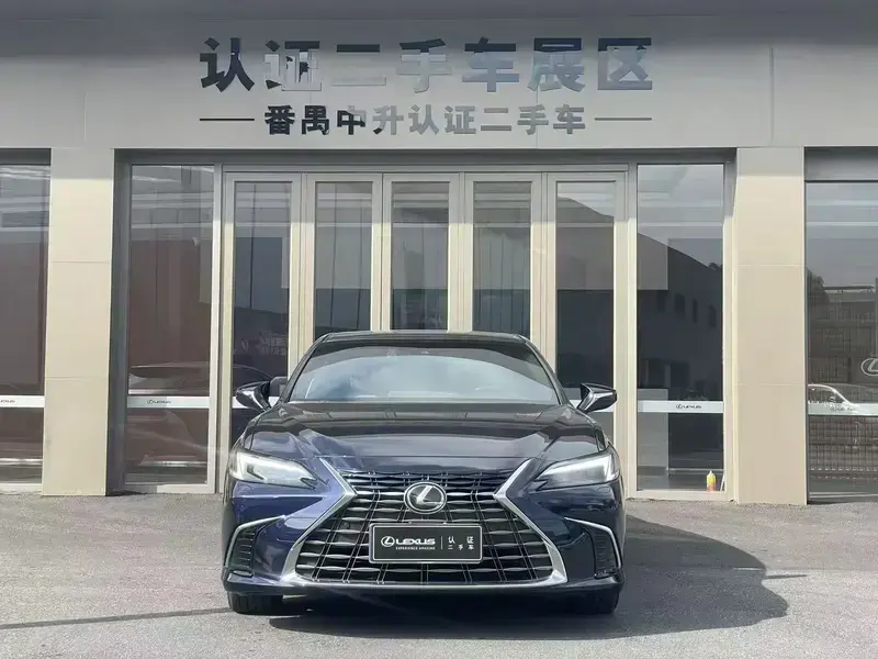 2025 Lexus ES с пробегом 9 000 км