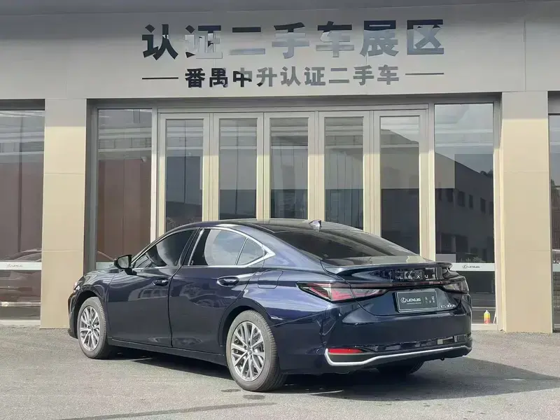 2025 Lexus ES с пробегом 9 000 км