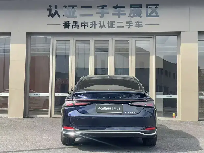 2025 Lexus ES с пробегом 9 000 км