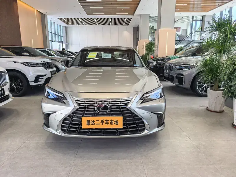 2025 Lexus ES с пробегом 100 км