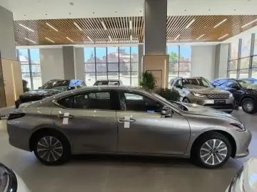 2025 Lexus ES с пробегом 100 км